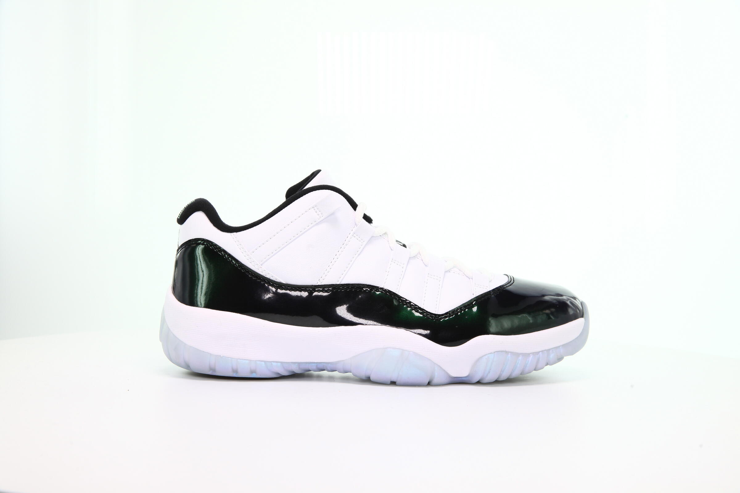 Air Jordan buy 11 low emerald